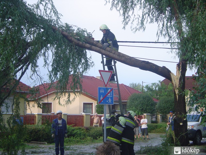 Tűzoltoók dolgoznak